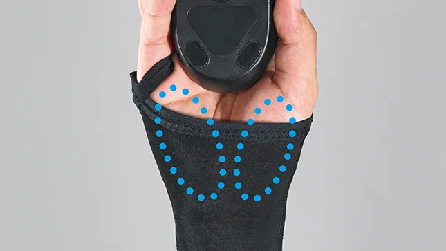 掌底を覆う形状が手の保護と正確なエイムをサポート