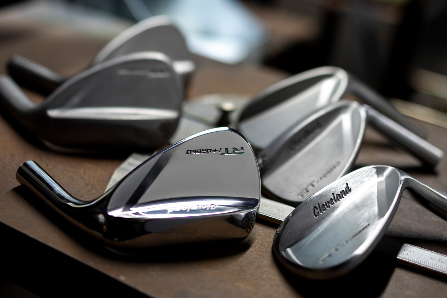《S15Cを駆使し、軟鉄鍛造ならではの打感を徹底追求。上級者の形状へのこだわりを満たしながらも〝打てばやさしい〟》『クリーブランドゴルフ RT i-FORGED ウエッジ』誕生！