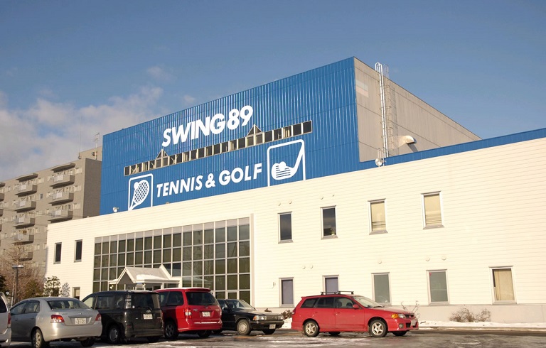 札幌市にあるインドアゴルフスクール、ダンロップスポーツクラブスウィング89校の施設外観および145台駐車可能な駐車場