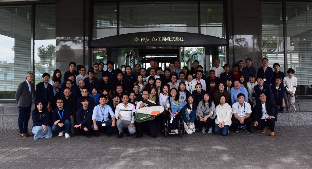 車いすテニスプレーヤーの上地結衣選手が活動報告のため来社しました