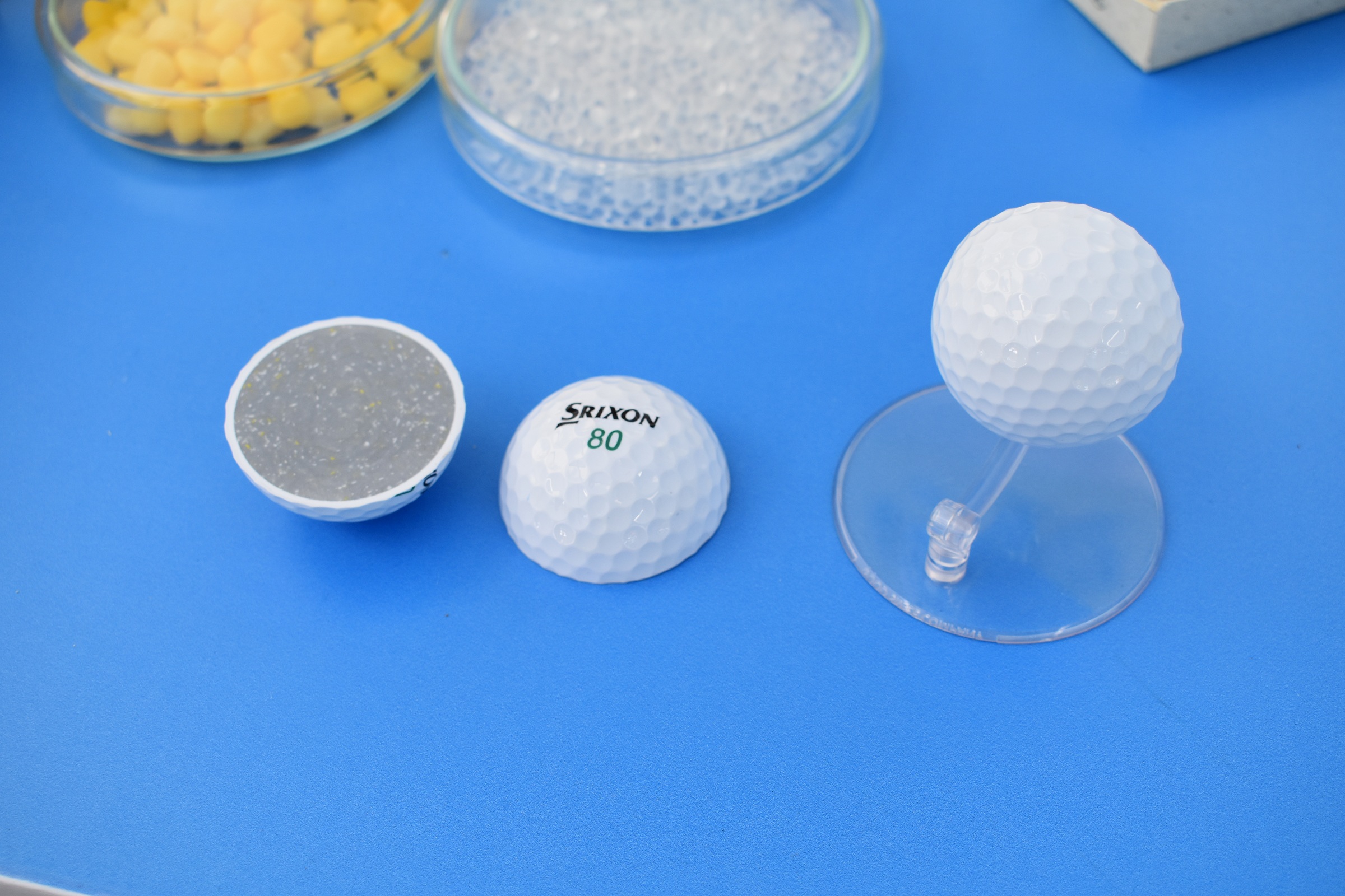 サステナブル原材料比率80％超えのNEWゴルフボールを展示 》SDGs達成に